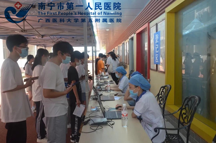 图2为疫苗接种前学生排队登记.jpg