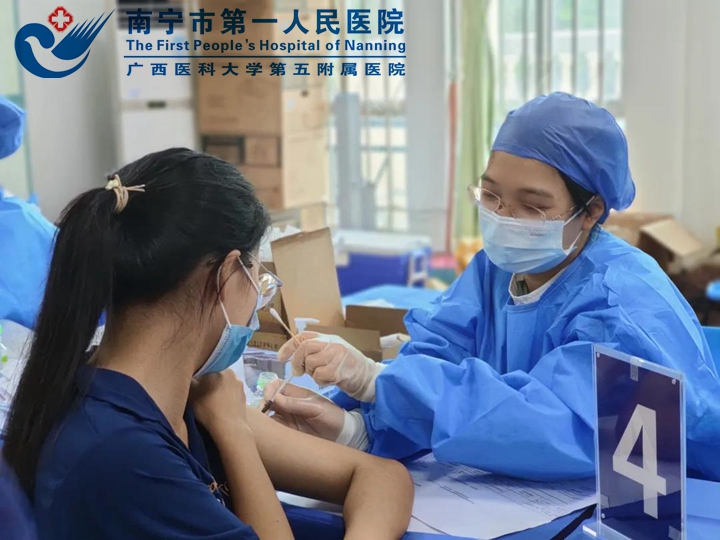 图3为该院医护人员为学生接种疫苗.jpg