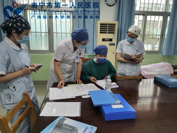 图为查看新生儿院感台账.jpg