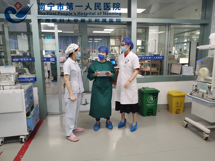 图为查看新生儿监护病房.jpg