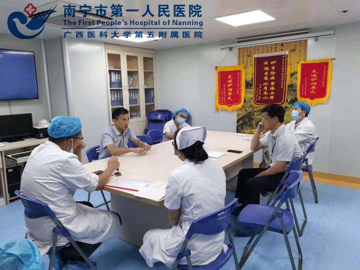 1621815020111024744.jpg 图为心血管二区赵献民主任在武鸣区中医医院ICU召开座谈会.jpg