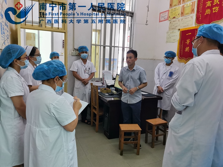 1621815051319082939.jpg 图为心血管二区赵献民主任在武鸣区中医医院急诊科抢救室指导.jpg