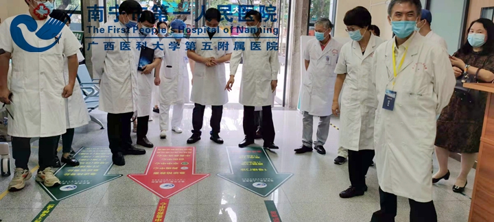 1621841069625048408.jpg 图为急诊科分诊台现场检查.jpg