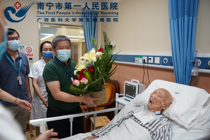 图为韦金儒院长为老人送上鲜花.jpg