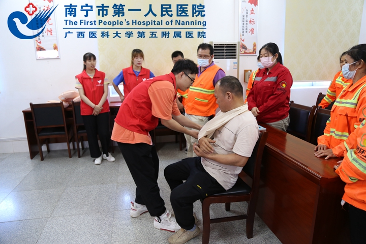 1622020465678006974.jpg 图为演示创伤紧急包扎止血处理方法.jpg