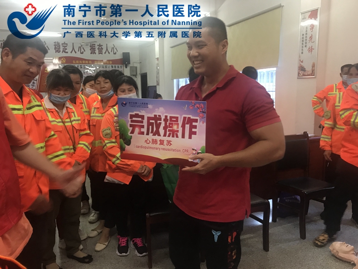 1622020482599086293.jpg 图为志愿者一对一辅导操作.jpg