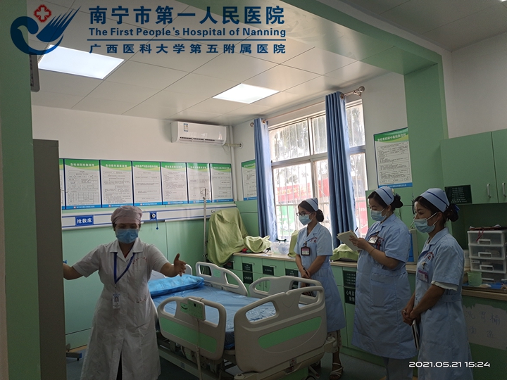 图为黄静护长现场指导抢救室物品摆放.jpg