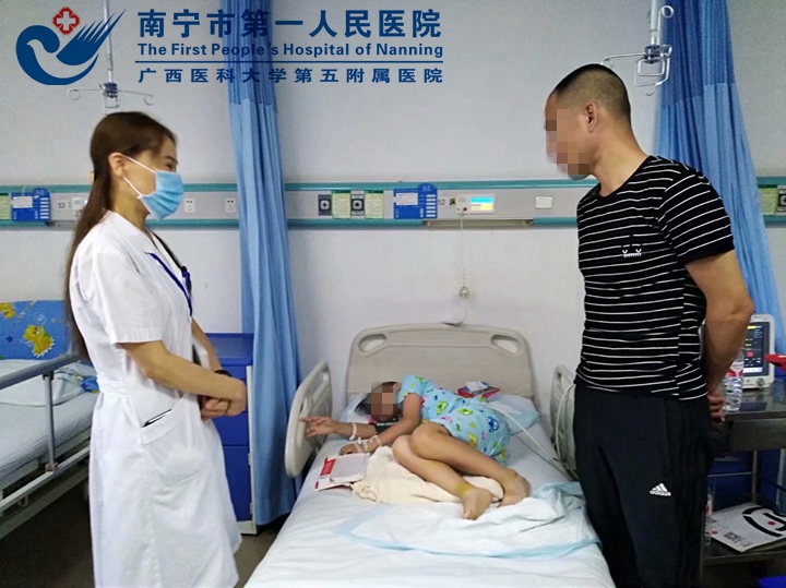 图为医联体综合服务部工作人员对转诊患者进行床旁随访.jpg