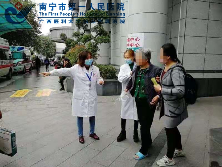 图为医联体综合服务部、转运中心工作人员引导转诊患者就诊2.jpg