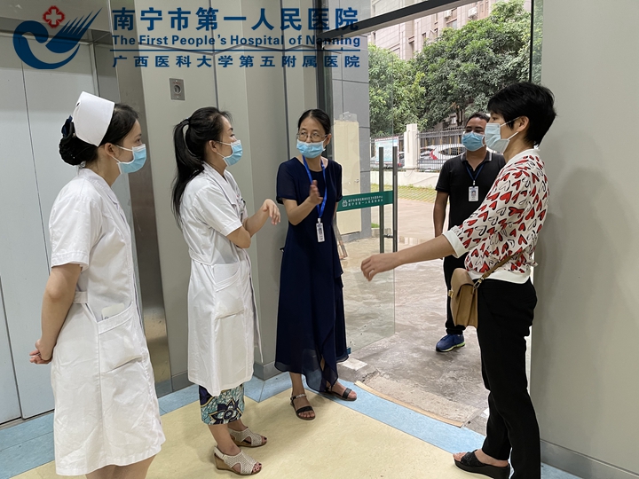 1623120502181073596.jpg 图为商议接种新冠疫苗最佳路线.jpg