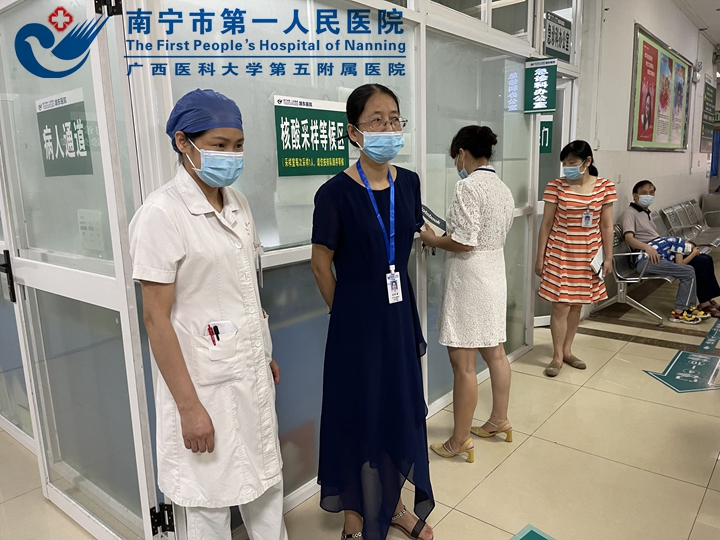 1623120656360046035.jpg 图为督查核酸采样排队情况.jpg