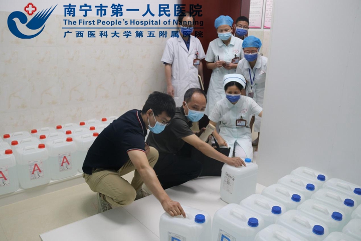 图为我院石宏斌主任与张小虎护长在宾阳县妇幼保健院检查血透室AB液.jpg