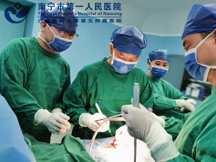 图为黄宗贵副院长（左二）在手术中.jpg