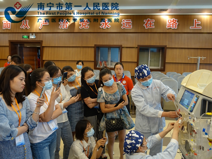 1623295780396040897.jpg 图为学员们在观看操作演示.jpg