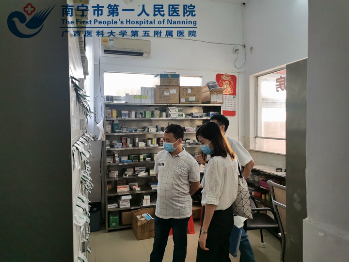 1624242606320002241.jpg 1药学管理中心在成员单位检查药品安全.jpg