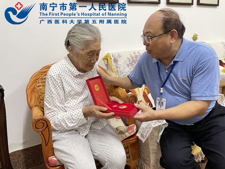1625020223432011562.jpg 1图为院党委书记陈波慰问老职工.jpg