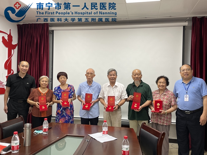 图为院党委书记陈波、副书记凌宇为老党员颁发纪念章.jpg