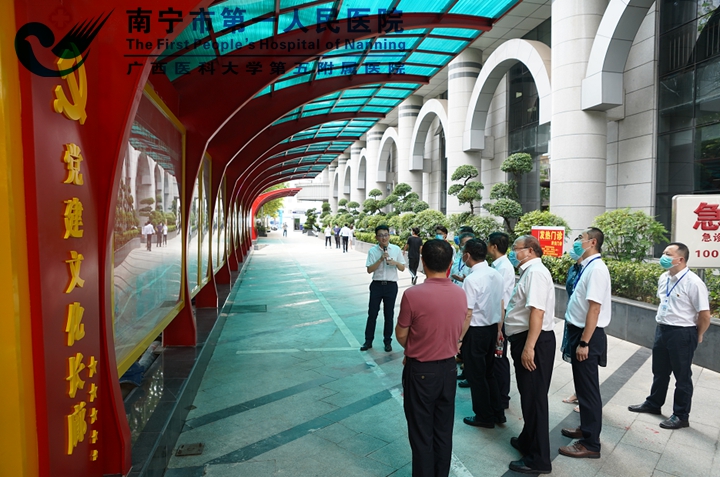 1625555828693007550.jpg 图为领导嘉宾参观党建文化长廊.jpg