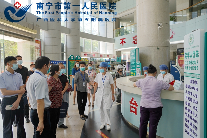 1626938983211098385.jpg 图为南宁市第一人民医院为老年病友开通的“无健康码”绿色通道.jpg