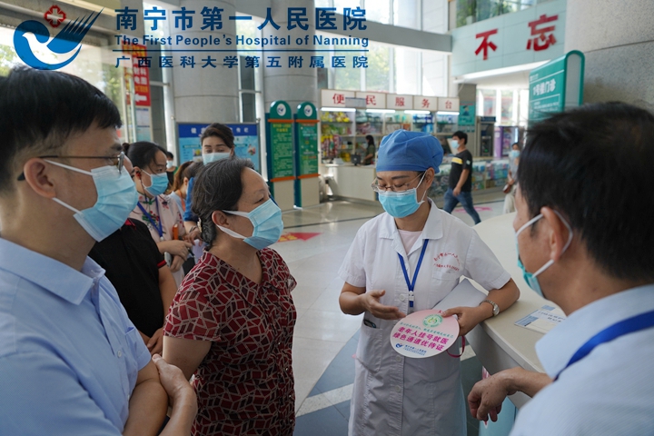 1626938999362031656.jpg 图为南宁市第一人民医院开辟“省时”通道,为就医老年人提供多渠道挂号服务.jpg