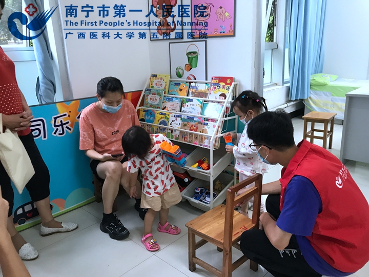 图为志愿者在与孩子沟通.jpg