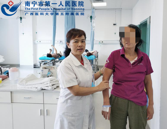 综合服务部老师床前随访医联体转诊患者1.png