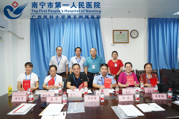 1627958813935054397.jpg 图为医院领导班子为行风社会监督员颁发聘任证书。.jpg