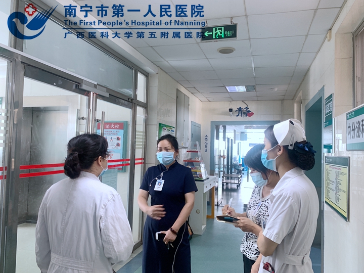 图为南宁市第一人民医院纪委书记梁爱梅(左二)督查内分泌科落实院感防控工作、病区门禁及陪护管理情况 (2).jpg