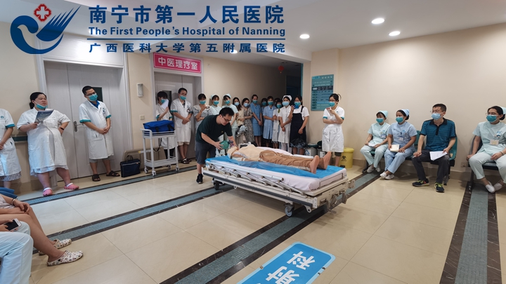 1628045034754017424.jpg 图为市一医院急诊科李耀飞到南宁北际医院开展急救实操讲课.jpg