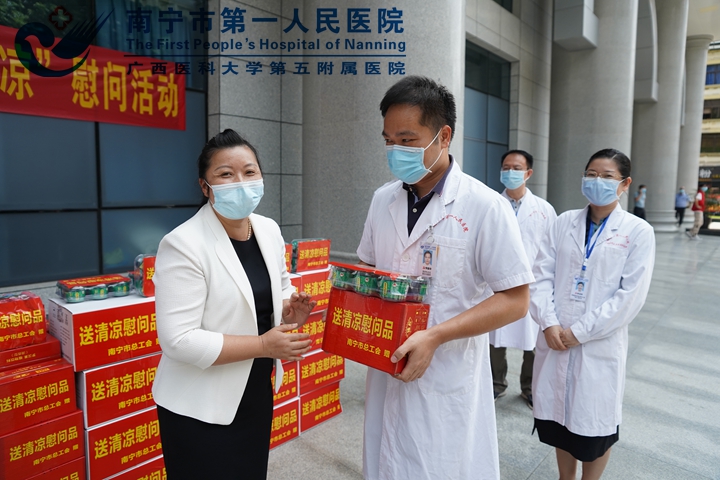 1628124905292038698.jpg 图为南宁市总工会副主席、党组成员刘东方给医院职工发放清凉饮料.jpg