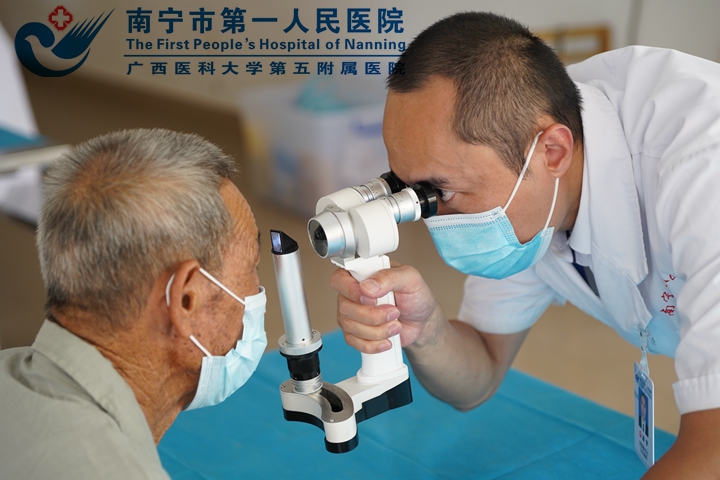 1629186877184026849.jpg 市一医院党委副书记凌宇为群众做检查.jpg