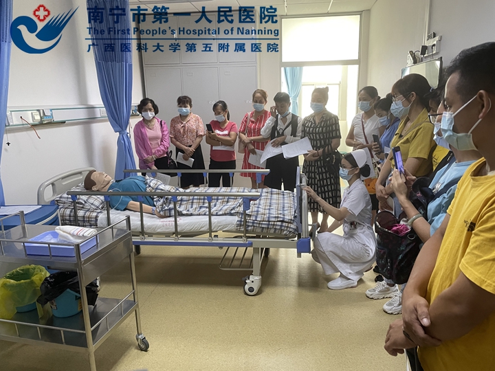3.图为青秀区福利养老院护理人员进行鼻饲管喂食操作技术演练.jpg