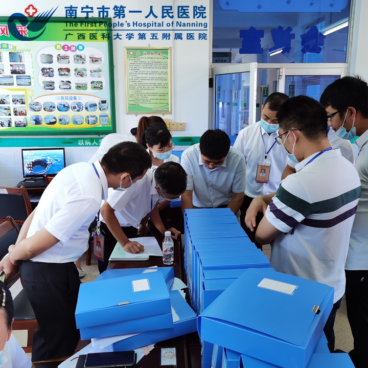 1629702294420014151.jpg 图为专家组在督查创优工作台账.jpg