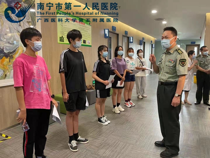 图为南宁市警备区司令员茹雷给应征青年做指示.jpg