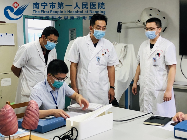 1630308004030076851.jpg 图为市一医院韦球副院长带队进行教学督查.jpg