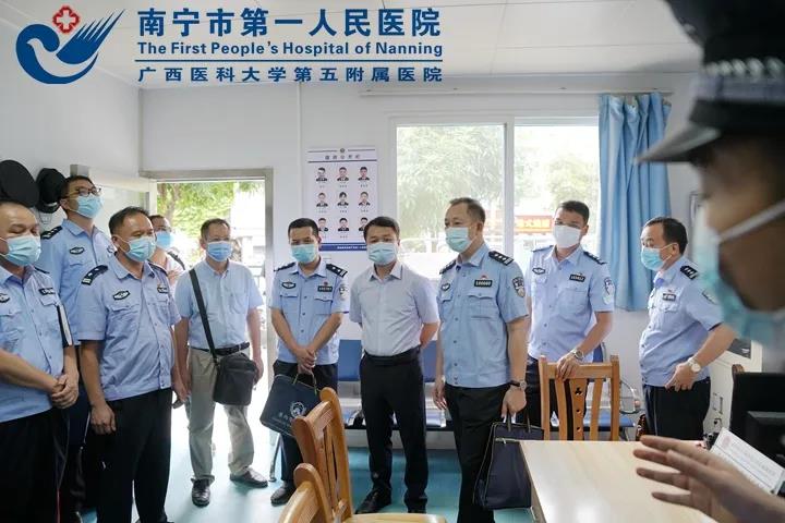 1630308368637041303.jpg 图为与会人员参观市一医院警务室.jpg