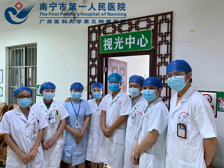 图为揭牌当天合影.jpg