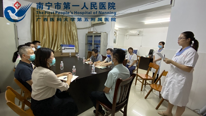 1630913841925013343.jpg 图为市一医院召集医院药品供应商及重点岗位人员在临床药学室进行集体约谈.jpg