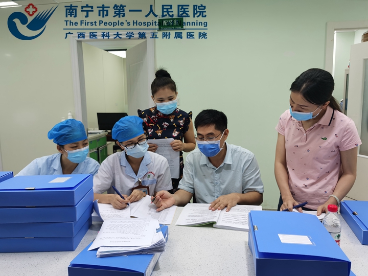 图为专家在嘉和城社区卫生服务中心督导检查.jpg