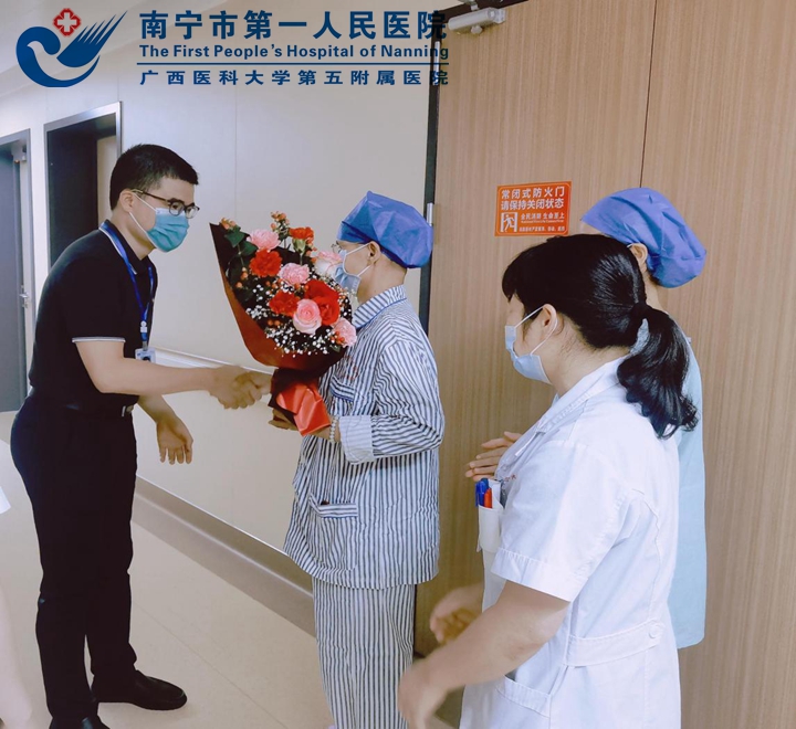 1633748900333076955.jpg 图为市一医院副院长韦球看望患者.jpg
