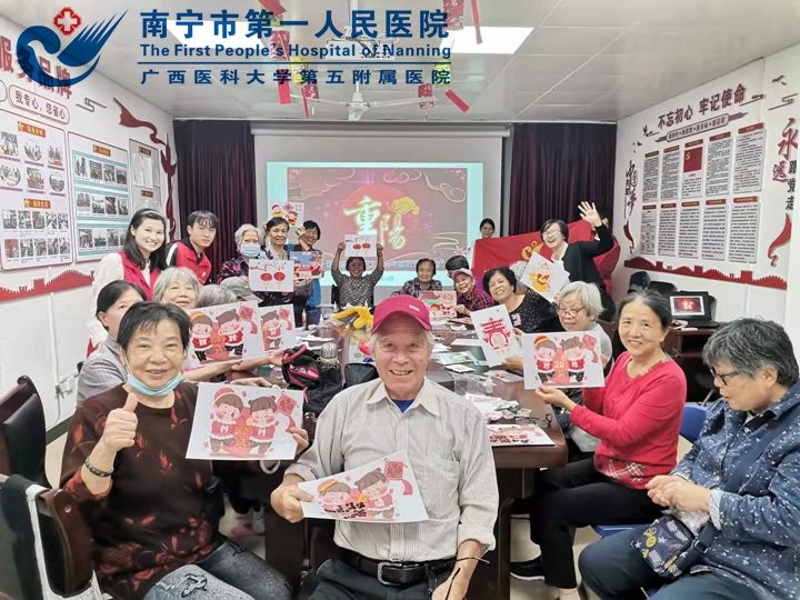 图为退休职工展示手工画.jpg