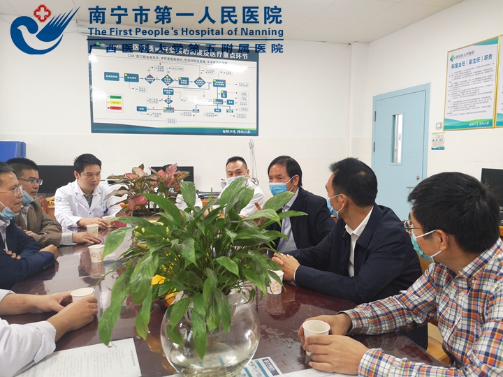 图为市一医院黄副院长和凤山县陈副县长一行到骨科病区进行业务技术指导和交流.jpg