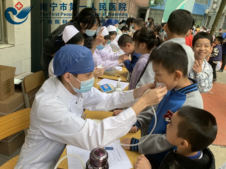 图为进行肺活量检查.jpg
