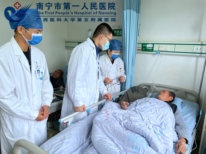 图为市一医院专家深入病房指导查房工作.jpg