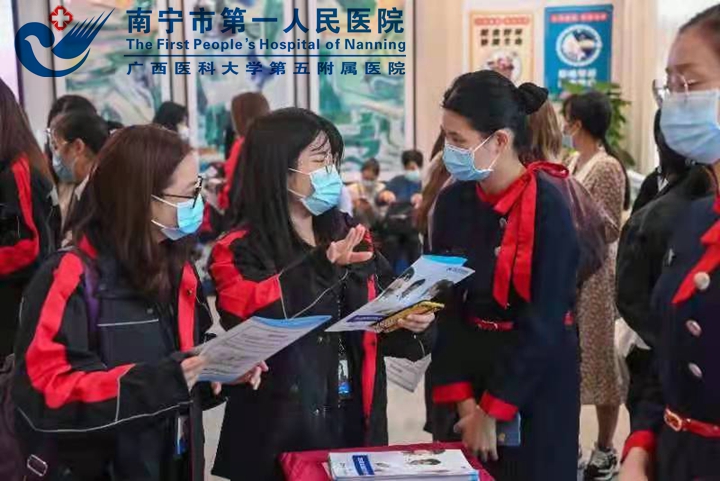 1635213164824062960.jpg 图为工作人员给女职工做健康宣教.jpg