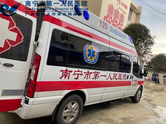 1636072302180014933.jpg 南宁市第一人民医院救护车出诊接送患者1.jpg