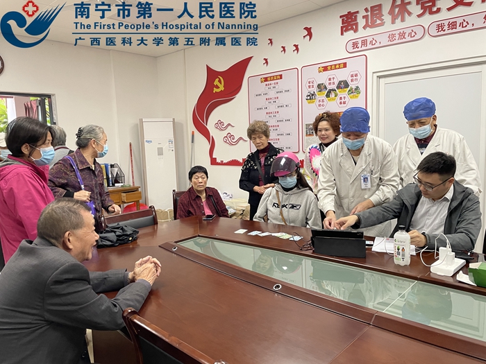 1636072990909092882.jpg 图为银行工作人员在科室为退休人员开通社保卡金融功能1.jpg