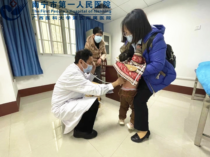 1636443013816078908.jpg 于波主任给小患者查体1.jpg