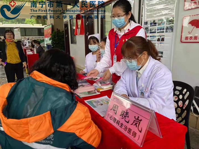 图为医生在义诊中2.jpg