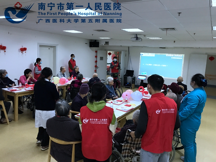 图为南宁市第一人民医院小乐园志愿服务队走进青秀区福利养老院.jpg